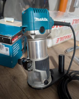 Makita - Fresatrice combinata 710 W RT0702C