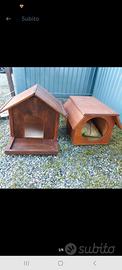 Quattro cucce per cani in legno verniciate