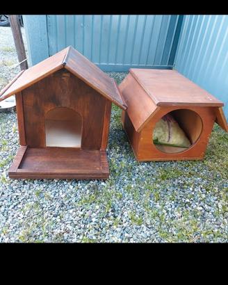 Quattro cucce per cani in legno verniciate
