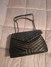 Borsa nera con tracolla in catena