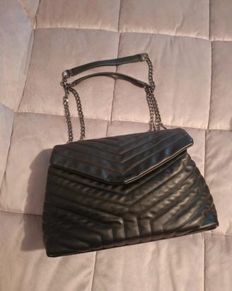 Borsa nera con tracolla in catena