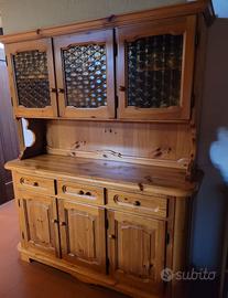 Credenza in legno con tavolo abbinato