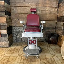 Vecchia poltrona da barbiere sangiorgio