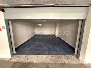 Box Auto 25 mq ristrutturato in parco GB