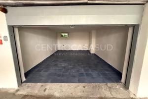 Box Auto 25 mq ristrutturato in parco GB