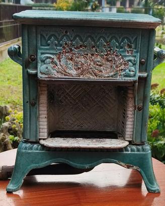 Vecchia stufa in miniatura