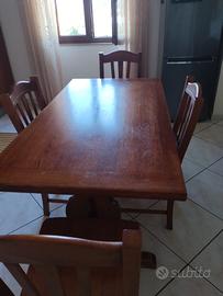 tavolo in legno con sedie 