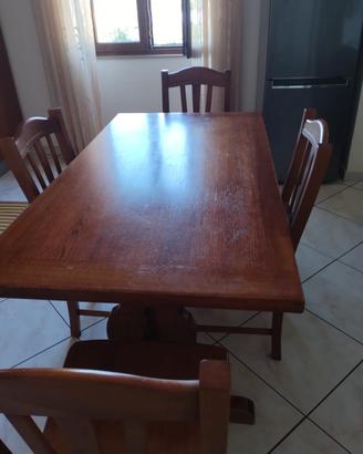 tavolo in legno con sedie 