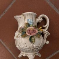 Brocca vintage Bassano con fiori in rilievo