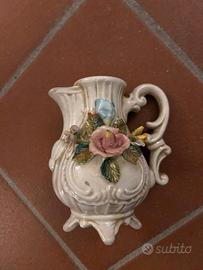 Brocca vintage Bassano con fiori in rilievo