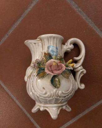 Brocca vintage Bassano con fiori in rilievo