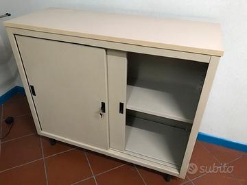 Mobile basso per ufficio con top in nobilitato