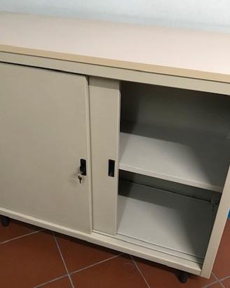 Mobile basso per ufficio con top in nobilitato