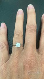 Anello solitario con diamante oro bianco 18 carati