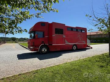 Scania trasporto cavalli con popout