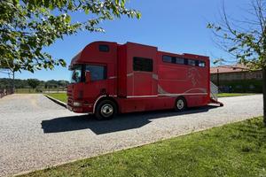 Scania trasporto cavalli con popout