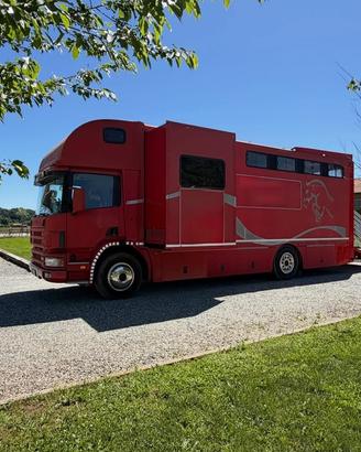 Scania trasporto cavalli con popout