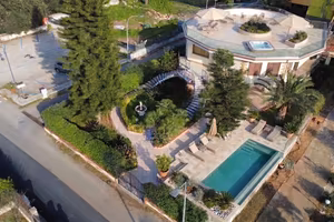 Lussuosa villa unifamiliare con giardino