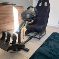 Simulatore di guida con sterzo con pedaliera