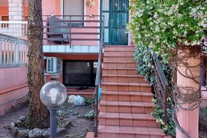 Villetta con appartamenti indipendenti