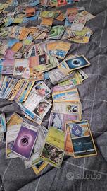 Varie carte pokemon di vari set scarlatto violetto