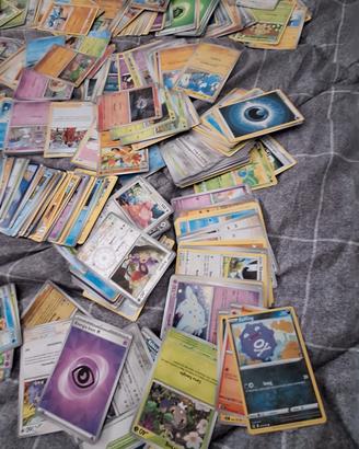 Varie carte pokemon di vari set scarlatto violetto