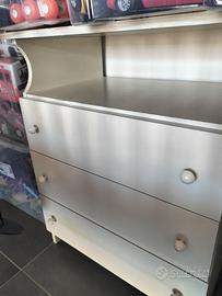 Lettino e cassettiere con vaschetta per bagnetto