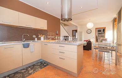 AMPIO TRILOCALE RISTRUTTURATO SU DUE LIVELLI