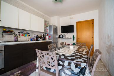 Cucina moderna lineare bicolore (solo mobili e top