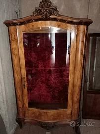 Vetrina con tre ripiani