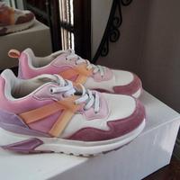 scarpe rosa e bianche numero 33