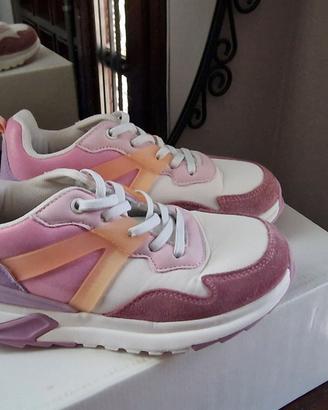 scarpe rosa e bianche numero 33