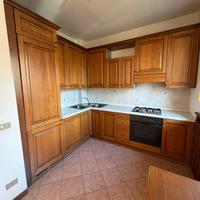 Cucina angolare completa di elettrodomestici