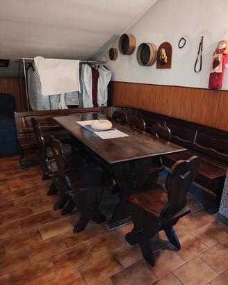tavolo con 7 sedute + cassapanca in castagno 