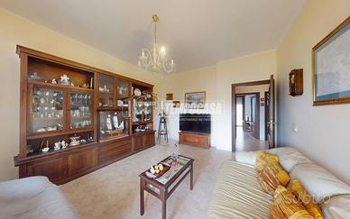 VILLA SU TRE LIVELLI CON BOX IN ZONA FONDONE