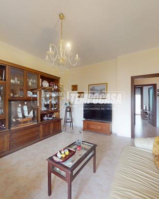 VILLA SU TRE LIVELLI CON BOX IN ZONA FONDONE