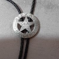 Cravatta con cordino in corda e medaglione cowboy