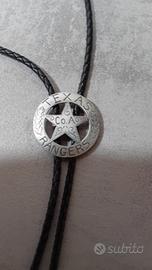 Cravatta con cordino in corda e medaglione cowboy