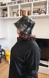 Cappello nero in vinile. OVS. unisex. Buon stato.