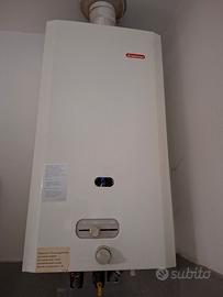 Scaldabagno marca Ariston.