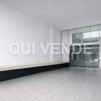 Negozio vetrinato su piazza di forte passaggio