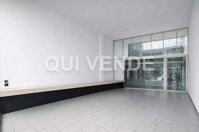 Negozio vetrinato su piazza di forte passaggio