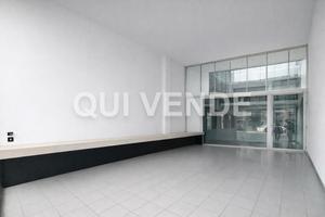 Negozio vetrinato su piazza di forte passaggio