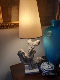 Lampada con base a forma di corallo