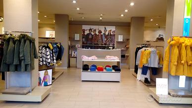 Arredo negozio in legno