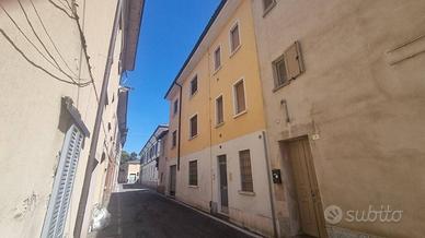Casa indipendente di 180 m² con più di 5 locali a 