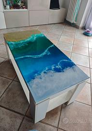 Tavolino con top in resina con vano