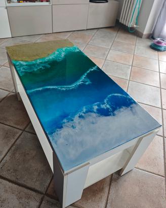 Tavolino con top in resina con vano