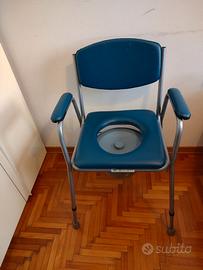 Sedia comoda con foro per anziani