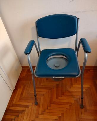Sedia comoda con foro per anziani